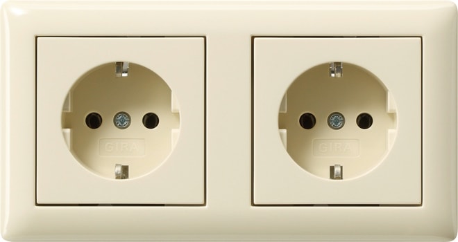 GIRA - SCHUKO-Steckd. 2f verdr. + Rahmen Standard 55 Cremeweiß