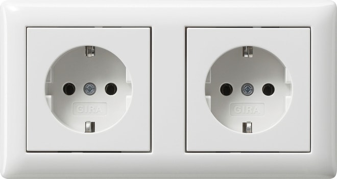 GIRA - SCHUKO-Steckd. 2f verdr. + Rahmen Standard 55 Reinweiß