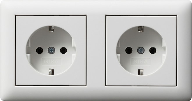 GIRA - SCHUKO-Steckd. 2f verdr. + Rahmen Standard 55 Reinweiß m