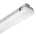PERFORMANCE IN LIGHTING - LED-Feuchtraumleuchte 4000K 51W statisch Notlicht 3h sym. extrabreite Streuoptik