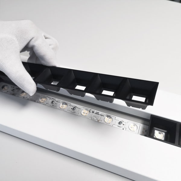 PERFORMANCE IN LIGHTING - LED-Pendelleuchte 4000K 52W statisch schwarzes Raster d+i