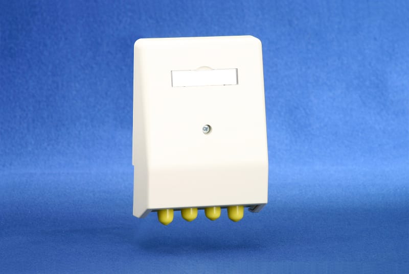 METZ CONNECT - OpDAT 4 UP 4xST MM bestückt reinweiss, 4Kupp/metall/Ph-Br